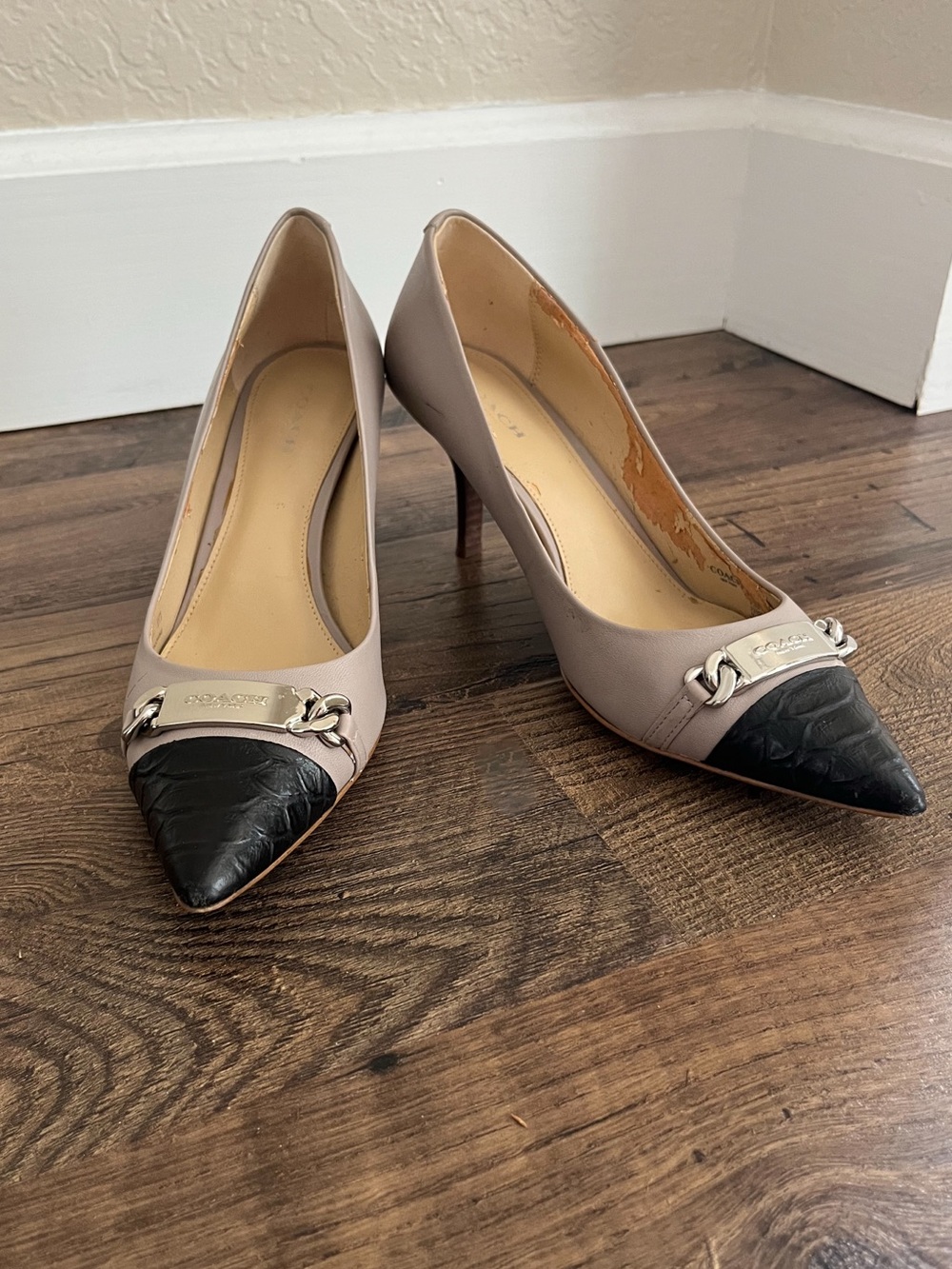 Vintage COACH Pointed Toe Pumps Heels Shoes Two Toned Leather Beige Women’s 7.5